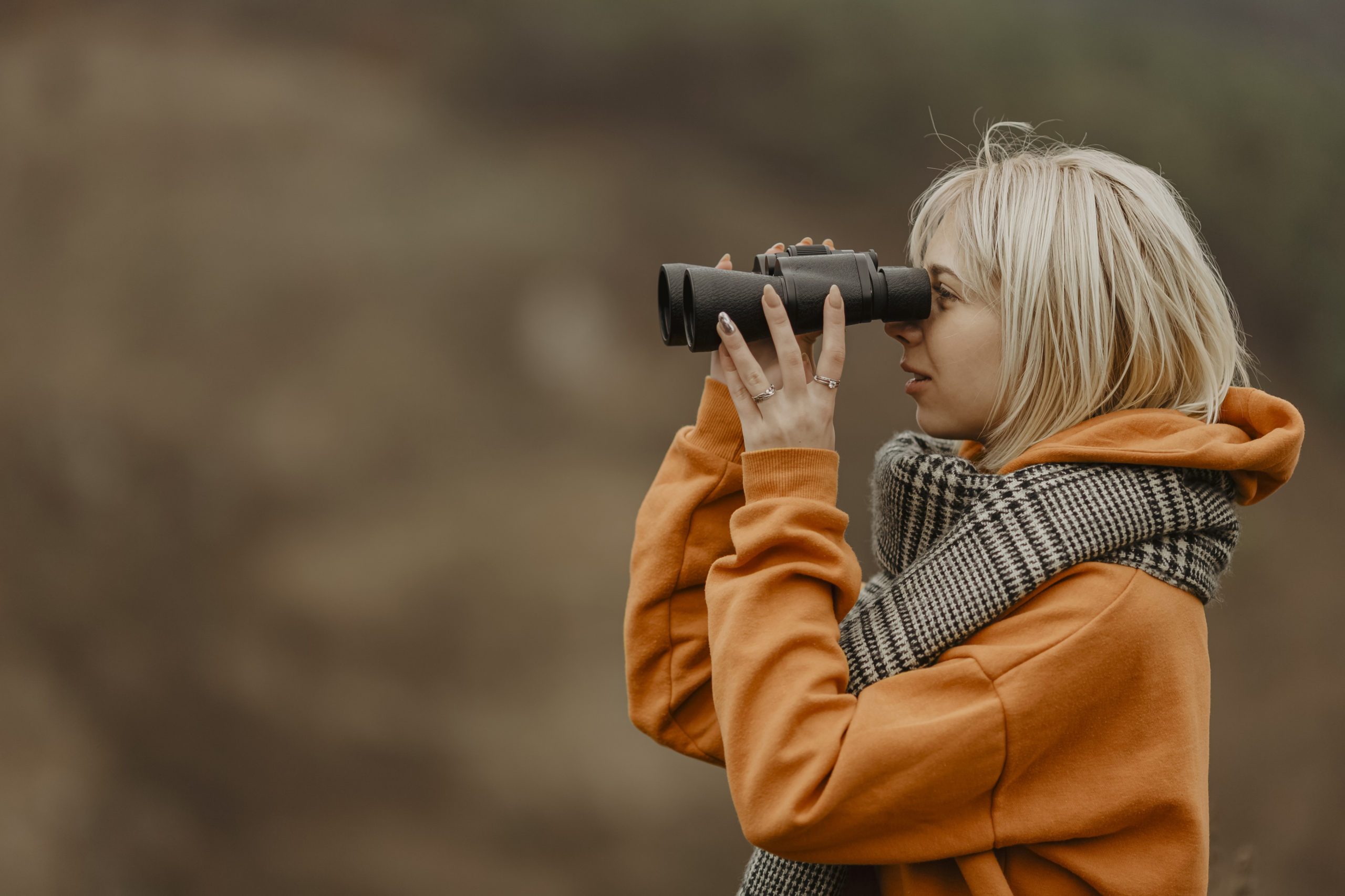 2 житейских наблюдений. Наблюдение в бинокль. Девушка с биноклем. Фотосессия с биноклем. Смотрит в бинокль.